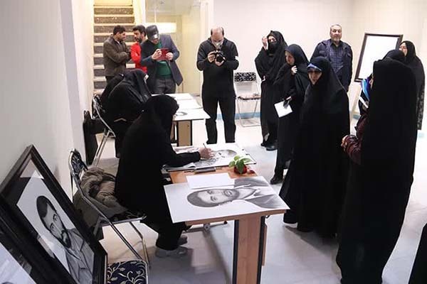 بازدید معاون رئیس جمهور از نمایشگاه نقاشی شهدا در یزد
