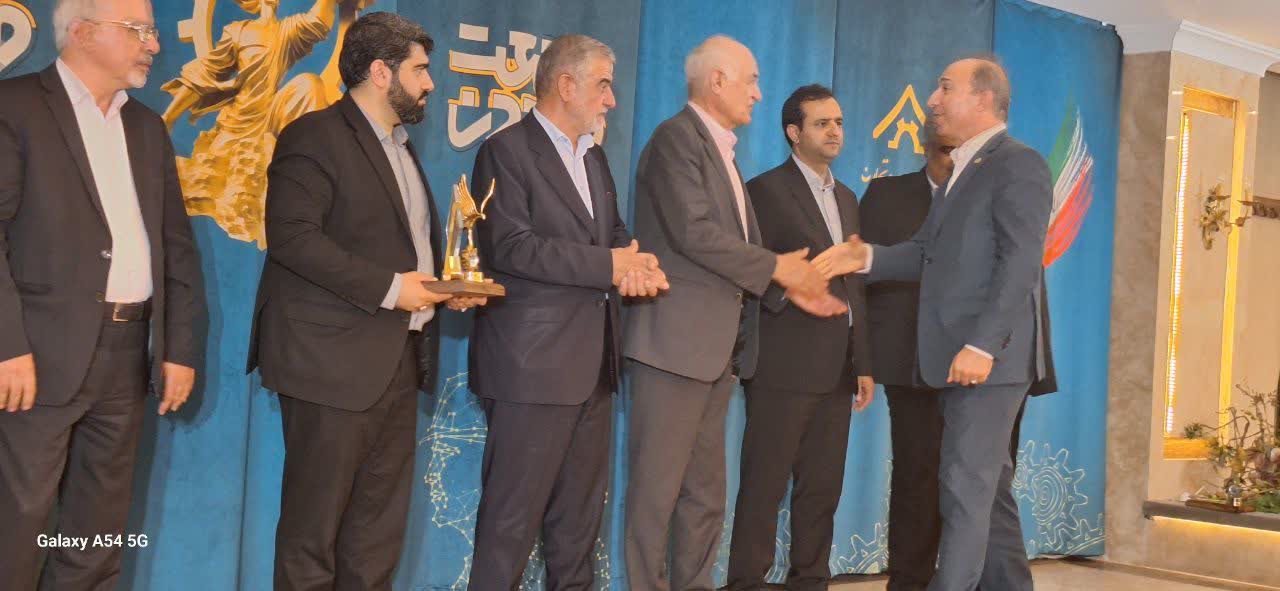 صنعتگران و معدن کاران نمونه استان یزد تجلیل شدند