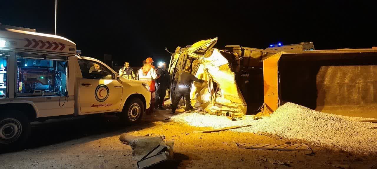 رهاسازی یک مصدوم در حادثه واژگونی تریلر در محور انار به مهریز