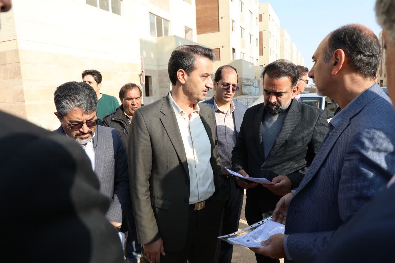 تداوم بازدیدهای میدانی معاون عمرانی استاندار یزد از پروژههای نهضت ملی مسکن؛ تاکید بر سرعت و کیفیت