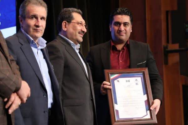تقدیر از شرکتتعاونی تولیدی پیشگامان عصر ارتباطات یزد در همایش ملی SME100