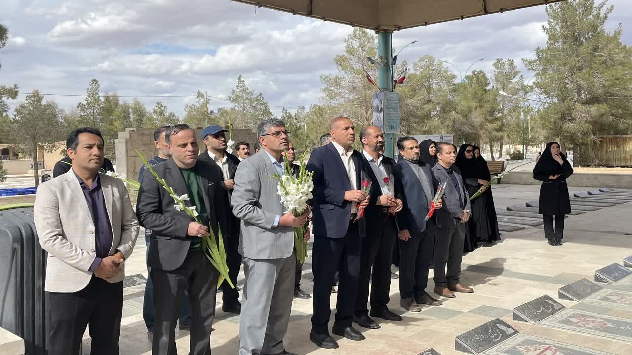 برگزاری مراسم غبارروبی گلزار شهدای انقلاب با حضور فرماندهان بسیج صنعت آب و برق یزد