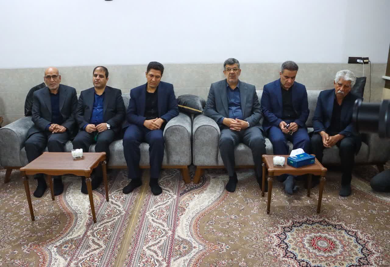 استاندار و رییس دانشگاه یزد با خانواده شهید «تیارا صادقی» ملاقات و ابراز همدردی کردند